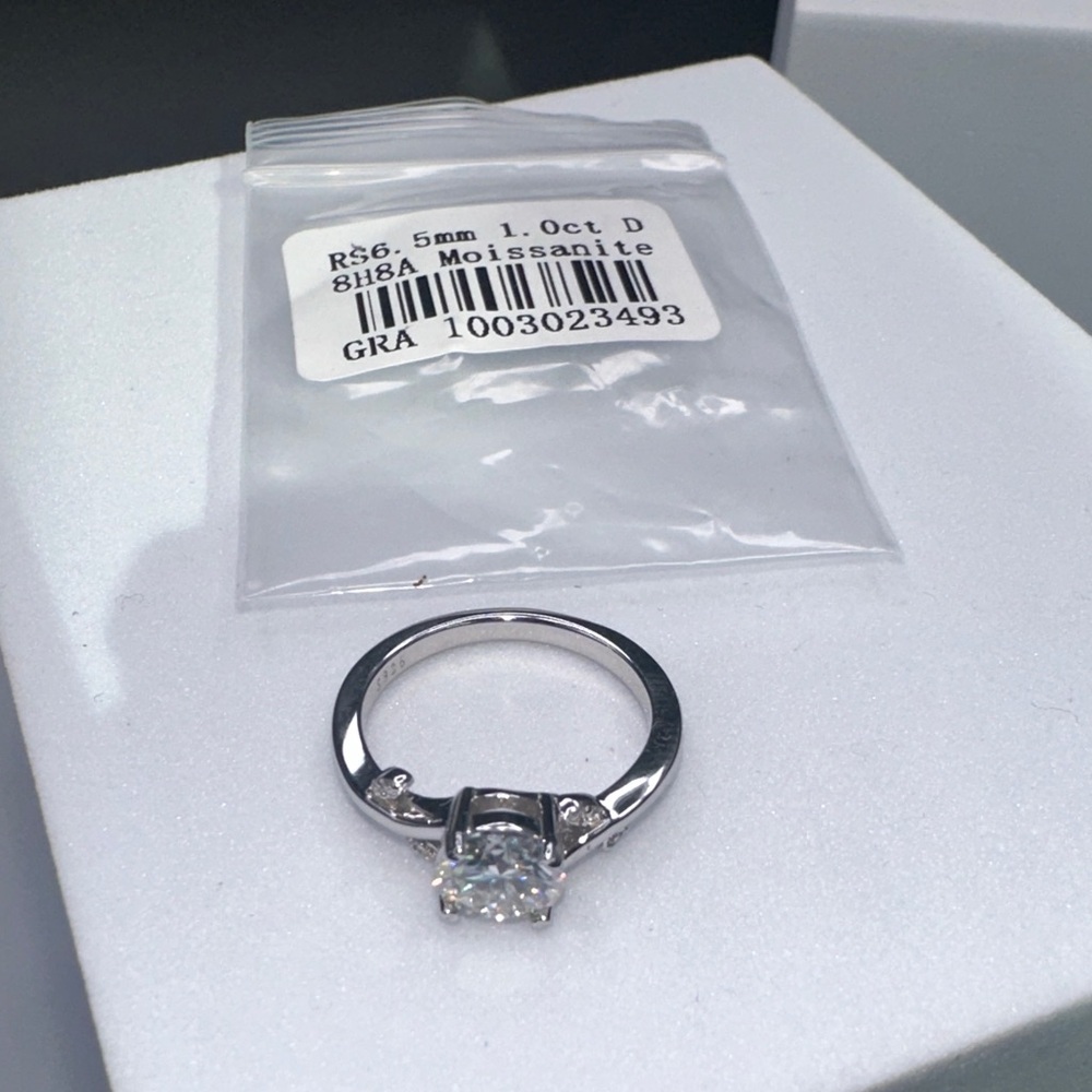 Dazzling Silver Ring with Clear Gemstones Moissanite 1 CT size 5 - Picture 3 of 7